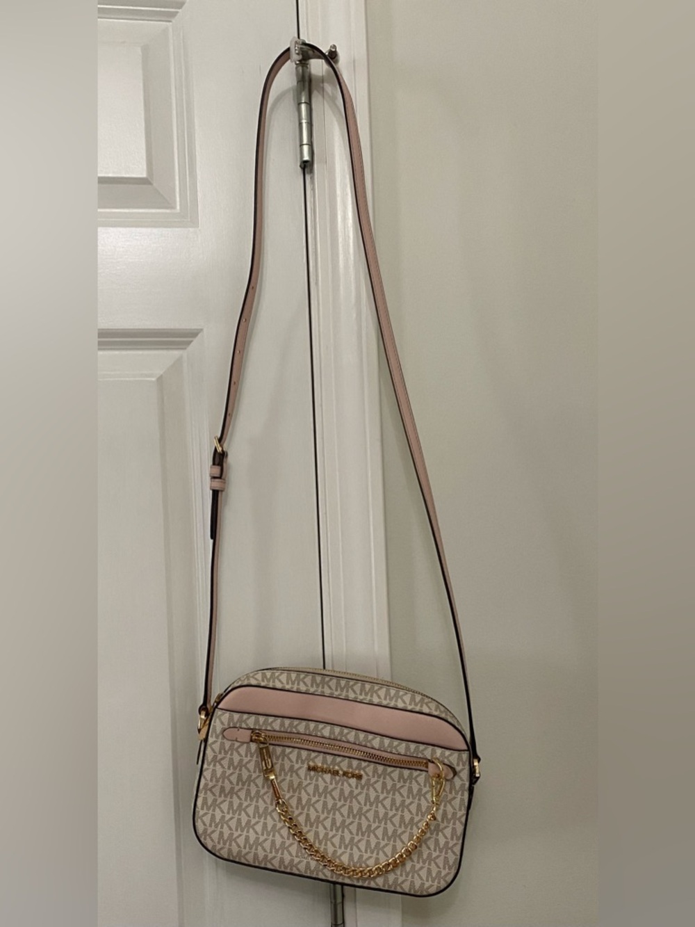 Michael Kors Beige Signature Crossbody with Pale Pink Trim - Picture 9 of 10